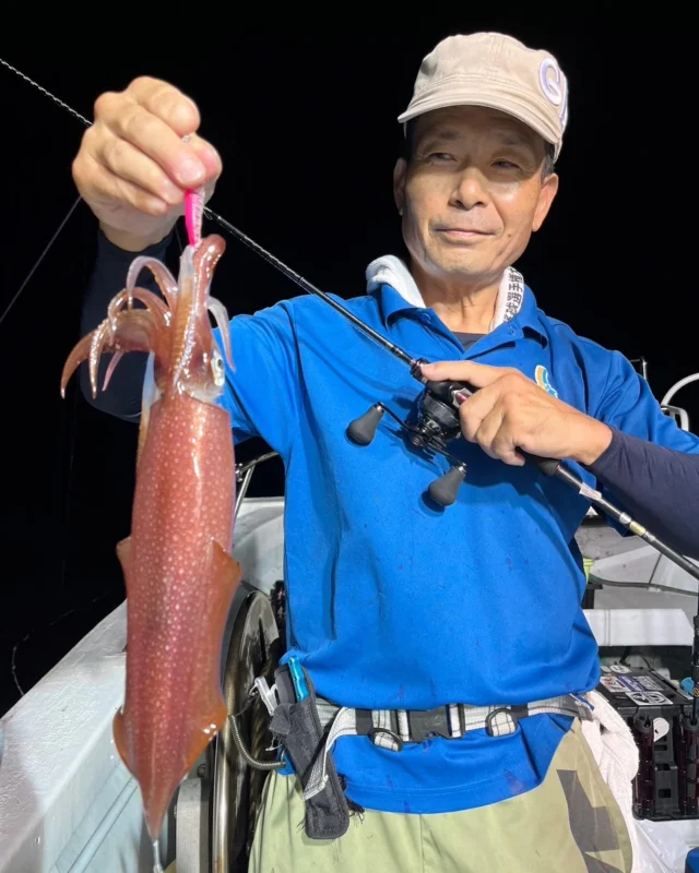 13日  最初はいい感じでしたが、22時頃から失速しましたが最後まで頑張って下さいました
お疲れ様でした

#イカメタル #オモリグ #シロイカ #剣先イカ #タイラバ 
 #ジギング #真鯛 #ブリ #網野遊漁船栄正丸 #網野遊漁船 
 #浅茂川遊漁船 #丹後 #栄正丸 #釣り船 #全国釣り場 #釣りガール
 #漁師 #海の男 #皆さんに感謝