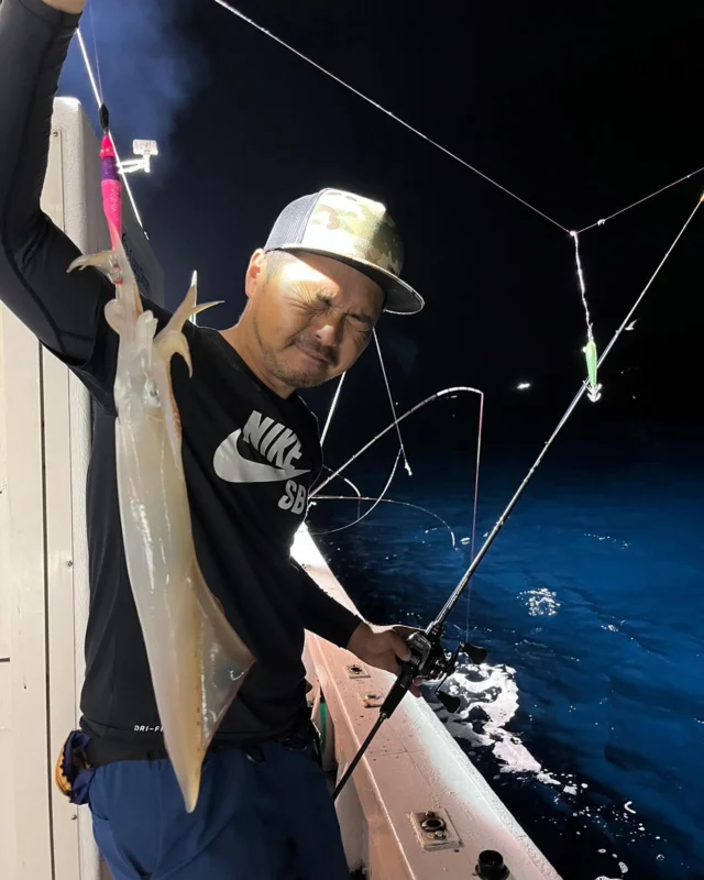 18日  今日も出だしは良く、いい感じでしたが、潮で浅い方に流されて失速しましたが、最終まで頑張って下さいました
お疲れ様でした

#イカメタル #オモリグ #シロイカ #剣先イカ #タイラバ 
 #ジギング #真鯛 #ブリ #網野遊漁船栄正丸 #網野遊漁船 
 #浅茂川遊漁船 #丹後 #栄正丸 #釣り船 #全国釣り場 #釣りガール
 #漁師 #海の男 #皆さんに感謝